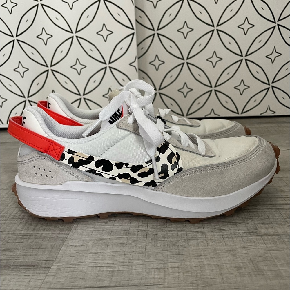 Nike Waffle Debut tennis shoe-women’s 6.5. Like New.